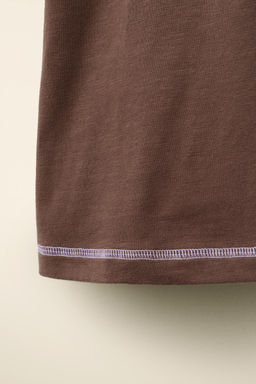 CAMISETA PESPUNTES CONTRASTE CREATED BY CARAMEL LONDON X ZARA / Morado