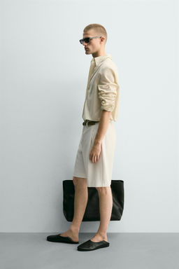 BERMUDA RELAXED FIT PLIEGUES LATERALES / Blanco roto