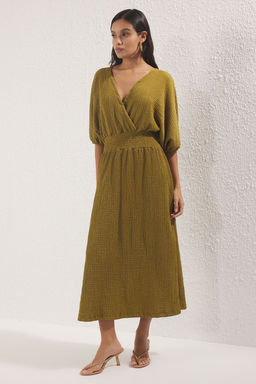 Yag Yesili Dokulu V Yaka Kruvaze Yarasa Kol Beli Gipeli Maxi Esnek Orme Elbise TWOSS25EL00830