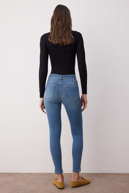 Siyah Vucudu Saran Esnek Yuksek Bel Skinny Jeans TWOSS25JE00051 - Trendyolmilla фото 18