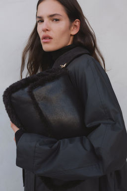 Bolso bandolera con detalles efecto pelo