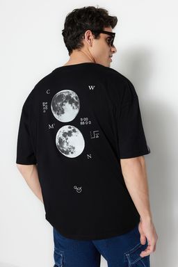 TRENDYOL MAN Lacivert Oversize/Genis Kesim Uzay Bask?l? Etiket Detayl? %100 Pamuklu T-Shirt TMNSS23TS00125