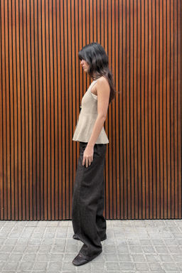 TOP RIB PEPLUM BOTONES / Crudo medio