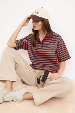 Bordo Cizgili Oversize Kal?p Polo Yaka Dokuma Detayl? Tok Interlok Orme T-Shirt TWOSS26TS00030