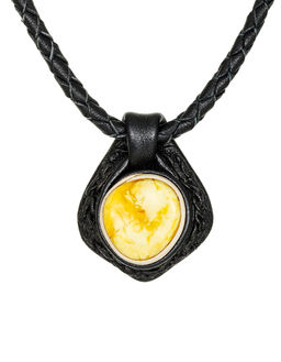 Изящная подвеска из черной кожи с вставкой насыщенного медового янтаря Амазонка