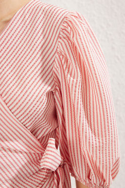 K?rm?z? Kruvaze Baglama Detayl? Gofre Kumas Dokuma Bluz TWOSS24BZ00345