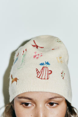 EMBROIDERED KNITTED BEANIE HAT