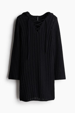 Vestido con capucha y lazada