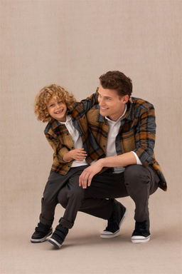 Темно-синяя рубашка с длинным рукавом для мальчика Неожиданная скидка в корзине