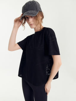 Футболка женская короткая в черном цвете волны на черном 302926/1