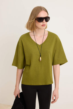 Yesil Oversize V Yaka Dusuk Kol Triko Gorunumlu Orme T-shirt TWOSS26TS00279