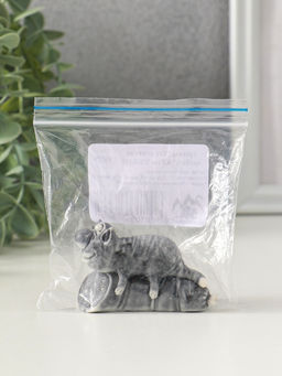 Сувенир "Кот лежит на колбасе" 4,2 см