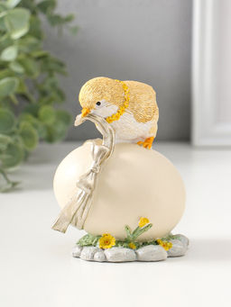 Фигурка полистоун Цыплёнок завязывает подарочный бант на яйце, 11 см