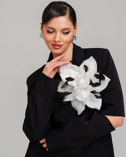 Премиальная Брошь с проволокой в шелковых лепестках и перышками