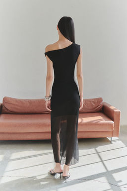 TRENDYOLMILLA Limited Edition Siyah Midi Triko Trasnsparan Gorunumlu Elbise TWOSS25EL00510