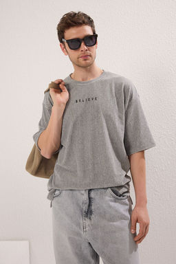 TRENDYOL MAN Gri Oversize/Genis Kesim Yumusak Tuseli Kadife Gorunumlu T-Shirt TMNSS25TS00106 - Trendyolmilla фото 3