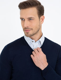 Базовый трикотажный свитер узкого кроя темно-синего цвета с v-образным вырезом - Cacharel фото 2