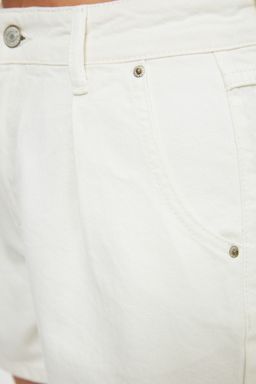 Beyaz More Sustainable Pileli Yuksek Bel City Boy Denim Sort TWOSS20SR0129