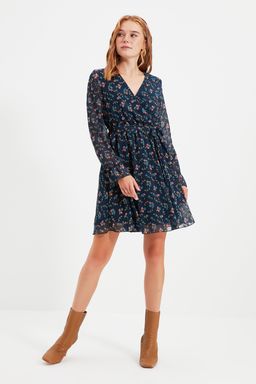 TRENDYOLMILLA Lacivert Cicek Desenli Kusakl? Kruvaze Astarl? Mini Sifon Dokuma Elbise TWOAW20EL1628  фото 8