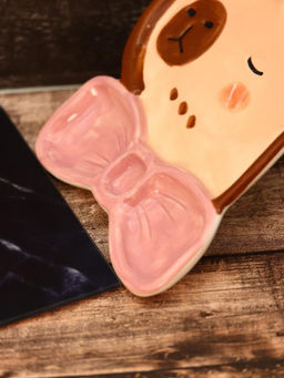 Тарелка керамическая iLikeGift Capybara bow tie, 18,4х20,5х2,4 см