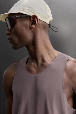 CAMISETA TANK LIGERA RUNNING / Morado