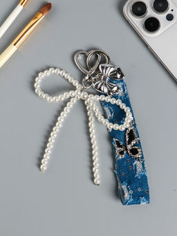Брелок для ключей на карабине с джинсовым ремешком «Жемчужный бант и бабочка», бусины d=0.5 см, на сумку, рюкзак, 15×10.5×1 см