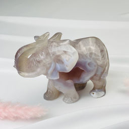 Слон резной из камня Агат с жеодой