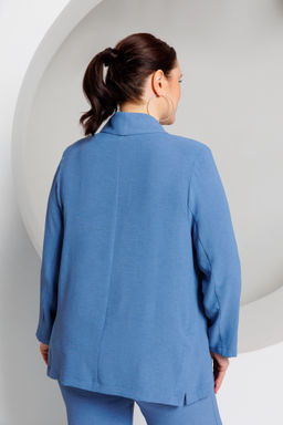 Жакет из плотной шелковистой ткани с жатой фактурой.