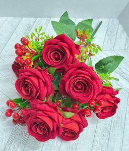Букет шикарных бархатных Роз с ягодами 50см 7