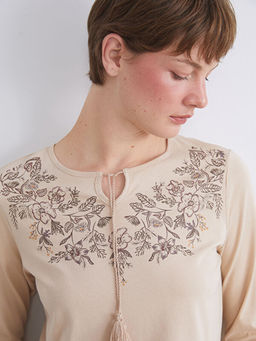 Ba?lamal? Yaka ?i?ekli Bluz