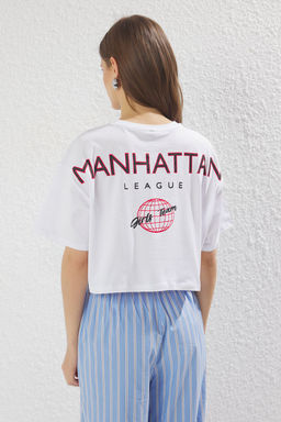 TRENDYOLMILLA Visne Curugu %100 Pamuk Relaxed Crop/Rahat K?sa Kesim S?rt ve On Bask?l? Orme T-Shirt TWOSS25TS00165 фото 4