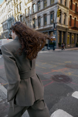 BLAZER WITH SHOULDER PADS AND BELT - Zara фото 3