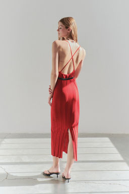 TRENDYOLMILLA Limited Edition K?rm?z? Maxi Triko S?rt Dekolteli Kemer Detayl? Elbise TWOSS25EL00500