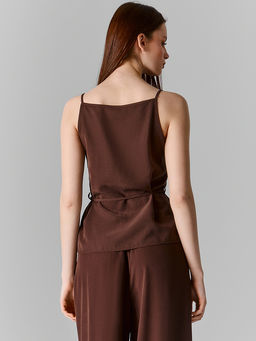 Блузка женская коричневая на тонких бретелях с поясом - Mark formelle фото 3