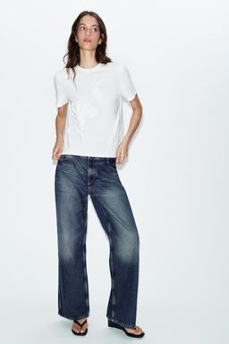 CAMISETA FLOR RELIEVE / Blanco
