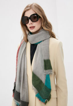 Палантин с бахромой серого цвета из модала