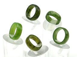 Кольцо из нефрита, ширина 7мм, размер 17 Радуга камня