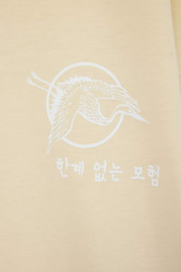 Bej Oversize/Genis Kesim %100 Pamuk S?rt Bask?l? T-Shirt TMNSS23TS00170