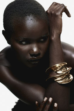 Pulsera rigida de diseno retorcido