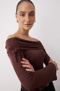 Koyu Kahverengi Carmen Yaka Buzgu/Drape Detayl? Fitted/Vucuda Oturan Orme Bluz TWOAW26BZ00029