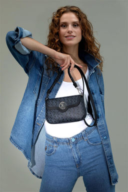 Женская черная сумка через плечо Неожиданная скидка в корзине