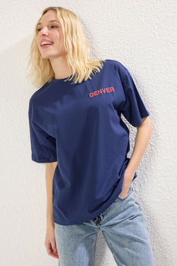 TRENDYOLMILLA Lacivert Premium %100 Pamuk S?rt ve On Bask?l? Oversize/Genis Kal?p Orme T-Shirt TWOSS25TS00071