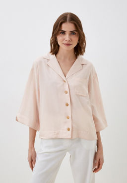 Светло-розовая рубашка на пуговицах