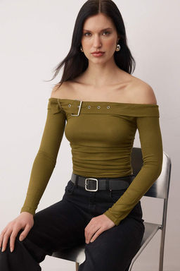 Haki Kemer Aksesuar Detayl? Fitted/Vucuda Oturan Carmen Yaka Orme Bluz TWOAW26BZ00323