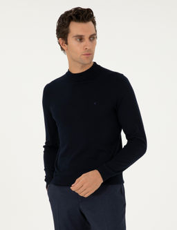 Темно-синий базовый свитер узкого кроя