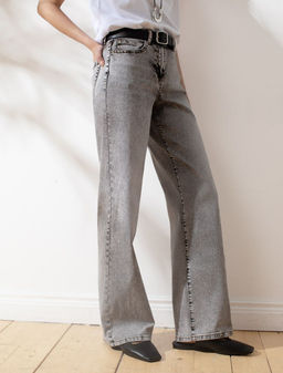 Джинсы трубы с декоративной стиркой из эластичного облегченного денима