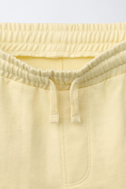 CONJUNTO CAMISETA Y BERMUDA TEXTO / Amarillo claro