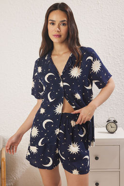 Trendyolmilla Lacivert Galaksi Desenli Viskon Sortlu Dokuma Pijama Tak?m? THMSS25PT00411