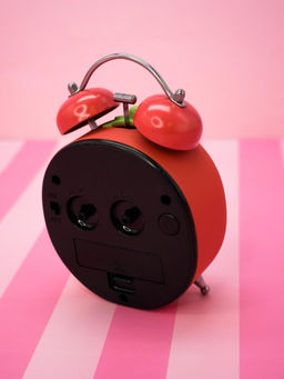 Часы-будильник Strawberry, red (7,5х10,5 см)
