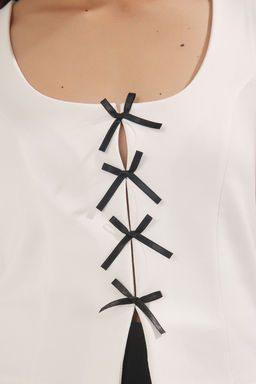 Trendyolmilla Gri Cizgili Kurdele Baglama Detayl? Vucuda Oturan Kare Yaka S?f?r Kol Orme Bluz TWOSS25BZ00147  фото 17